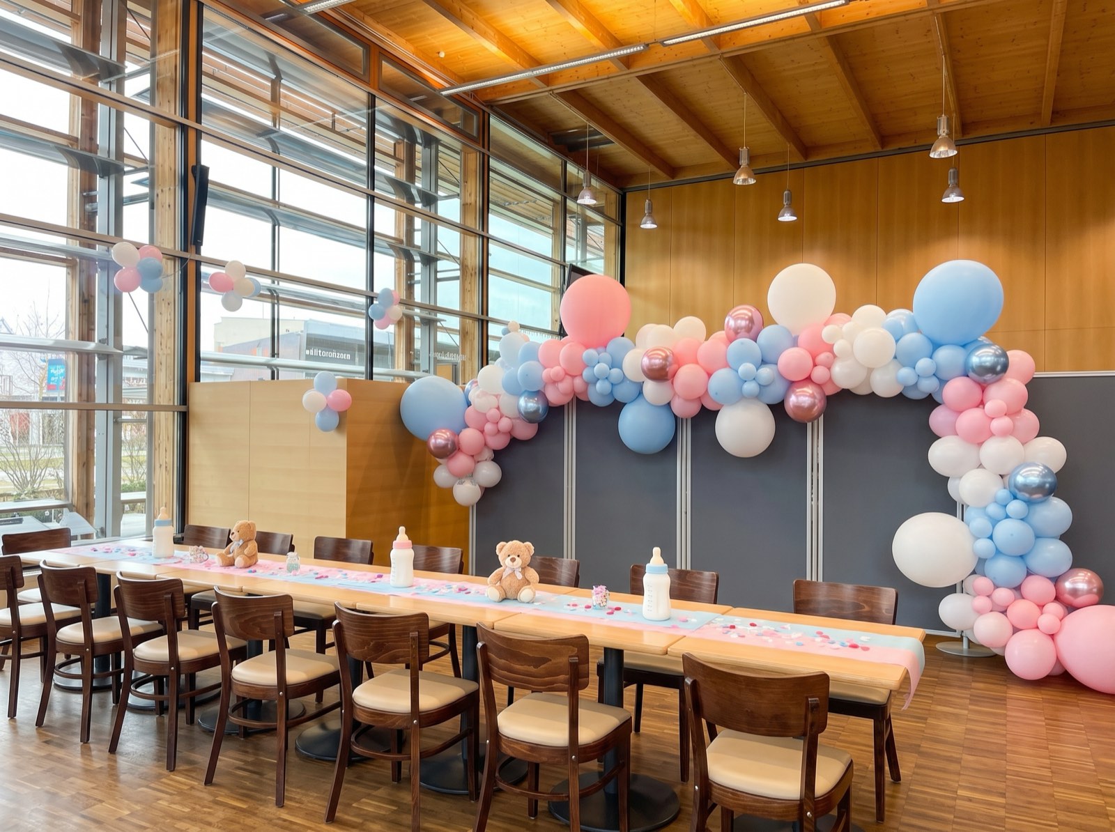 Babyshower mit Ballondekoration in einer Eventhalle in Poing