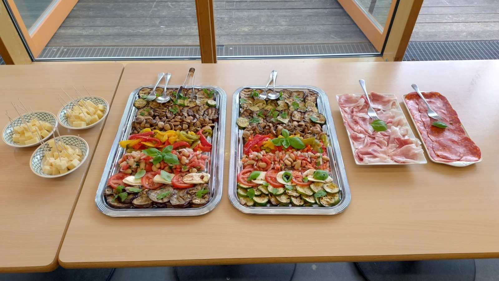 Fingerfood-Platten und Catering für eine Firmenfeier