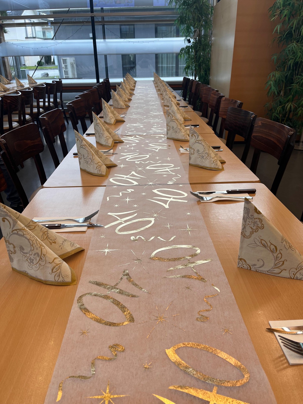40. Geburtstag mit goldenem Tischläufer auf langer Festtafel