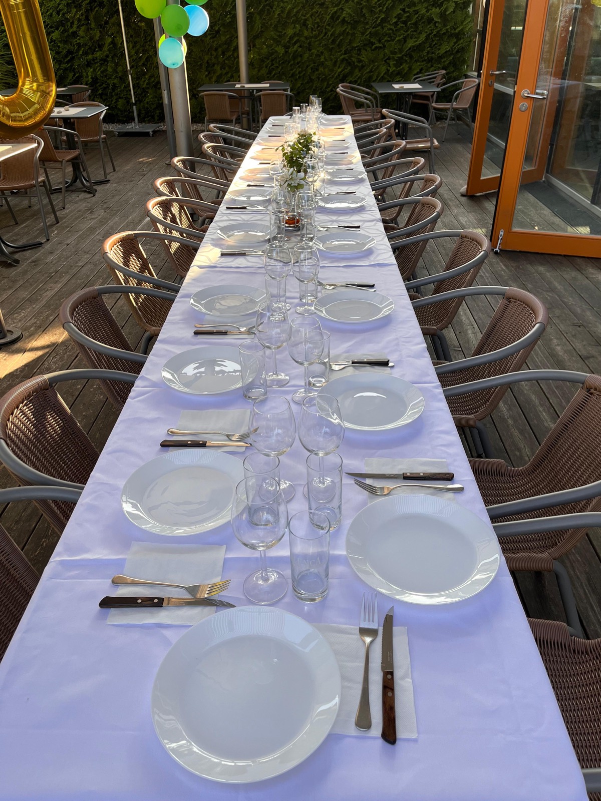 Festtafel mit Blumenporzellan und Rosen