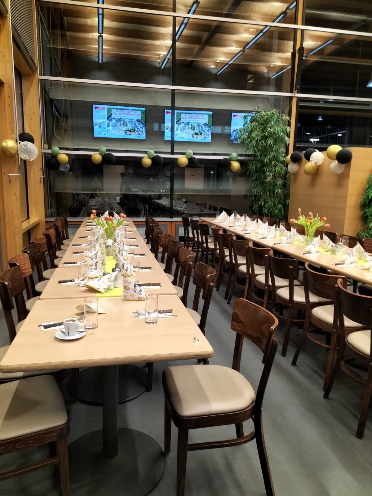 Firmenevent in einer Eventhalle in Poing mit goldener Ballondekoration