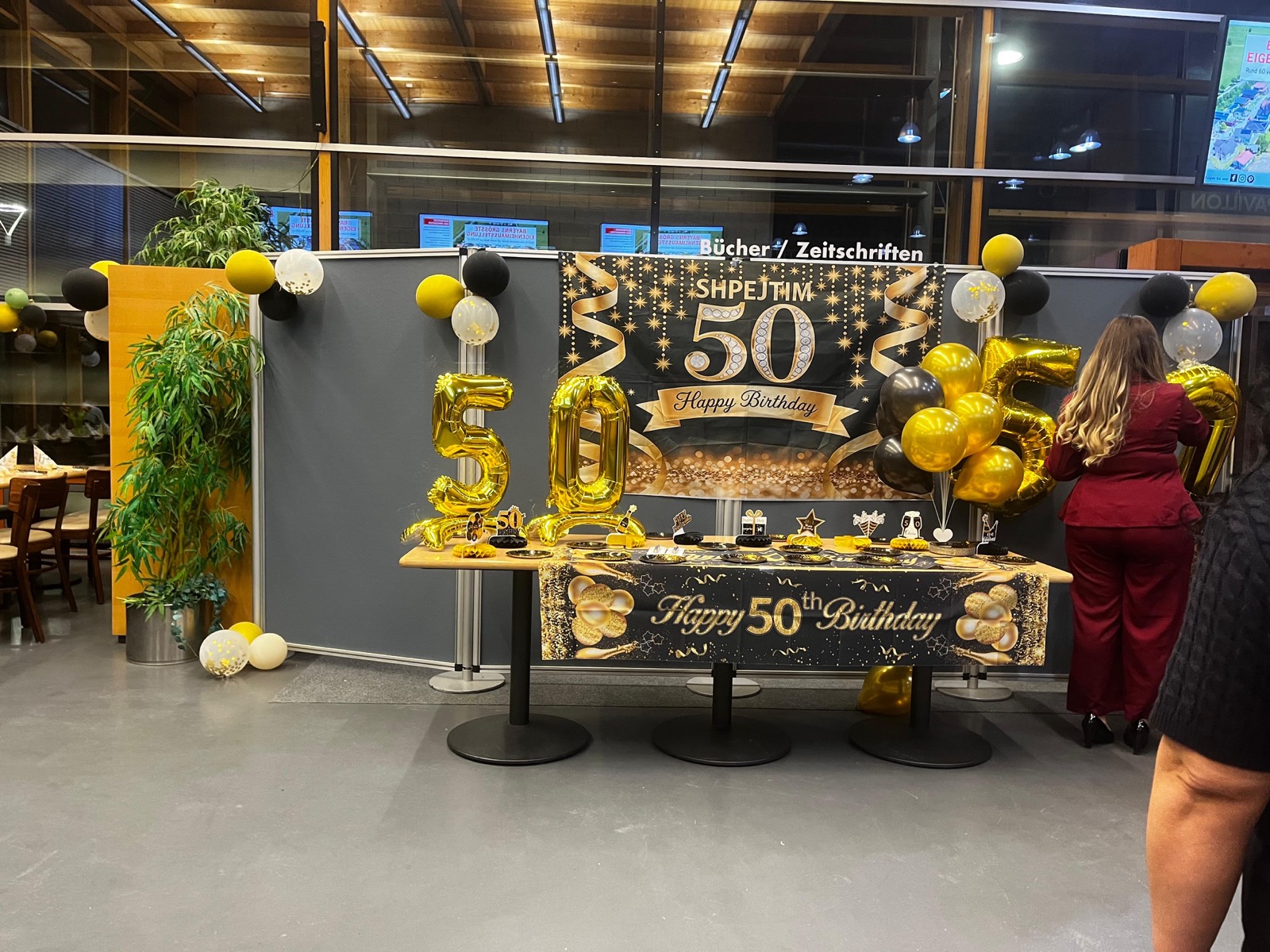 Firmenfeier mit eleganter Dekoration in Gold und Schwarz