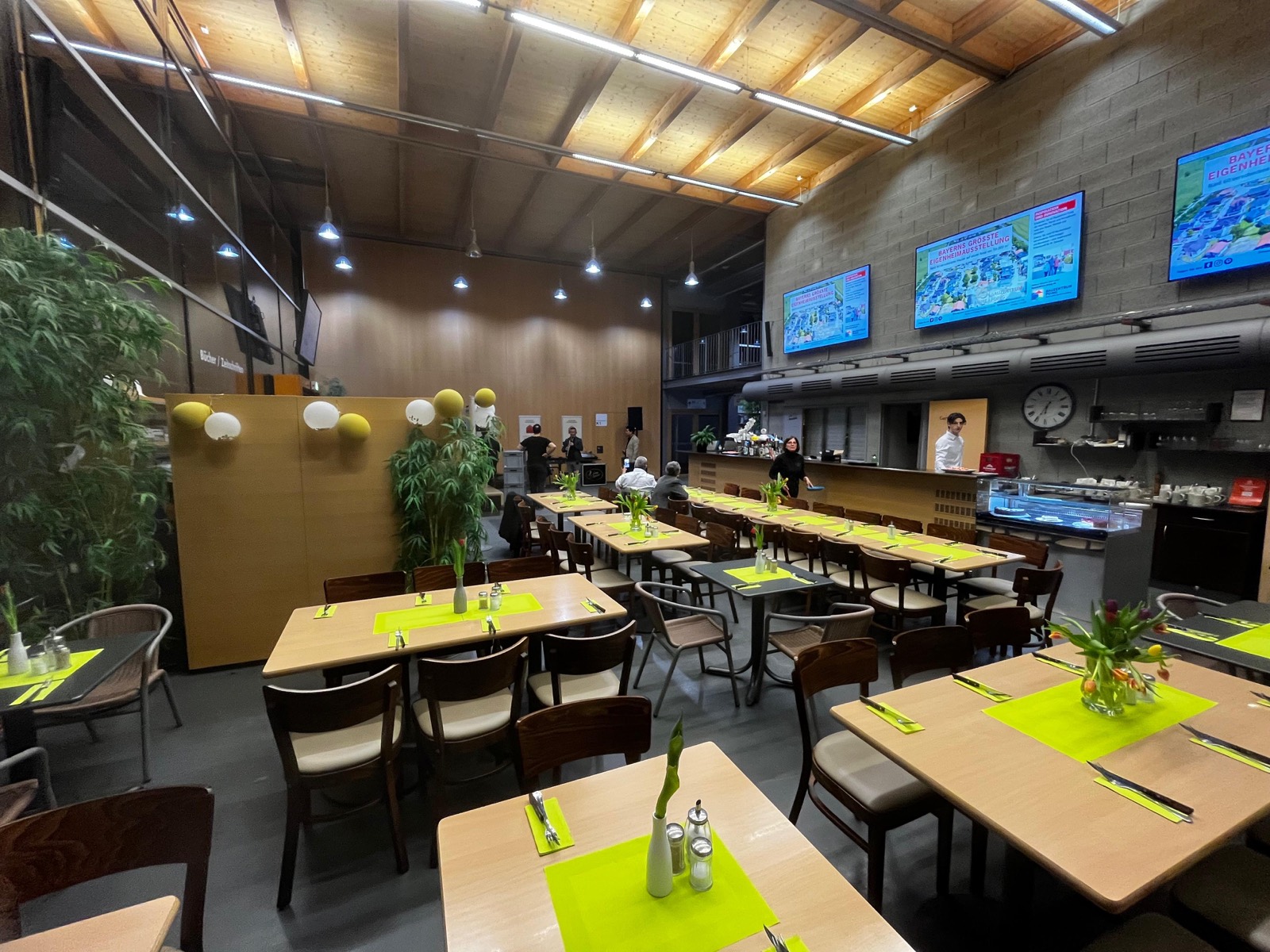 Festlich eingedeckte Tafel für eine Firmenfeier in einer Eventhalle
