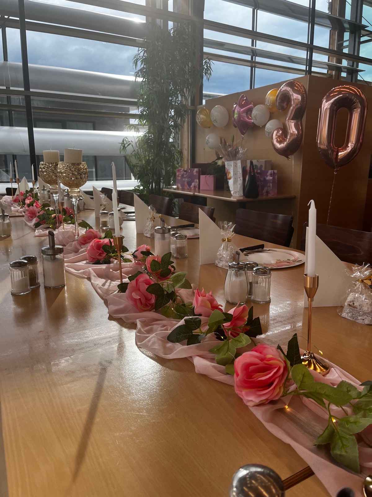 30. Geburtstag mit rosa Rosen und Kerzen auf langer Tafel