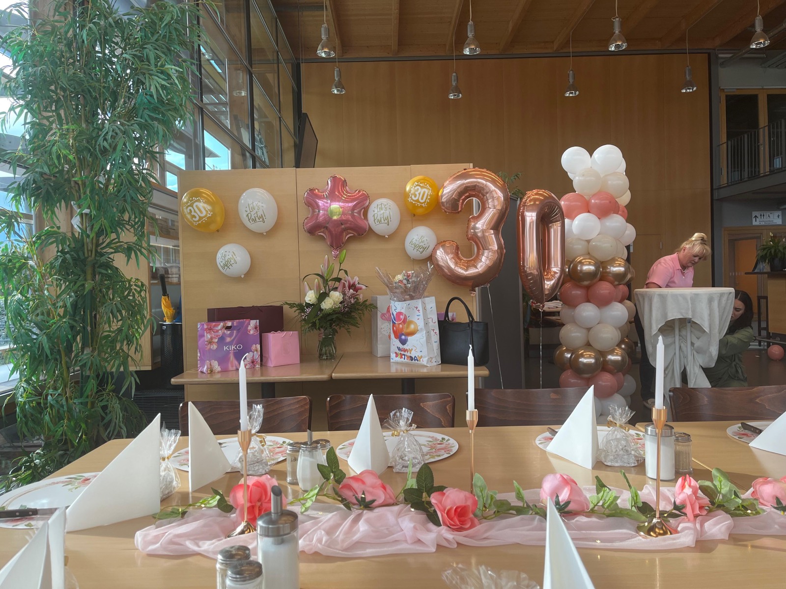 Festlich gedeckter Tisch mit Roségold-Ballons und Blumen zum 30. Geburtstag in Poing