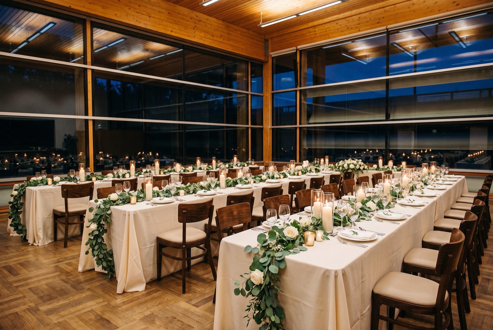 Kleine Hochzeit mit festlicher Banketttafel in einer Eventhalle in Poing