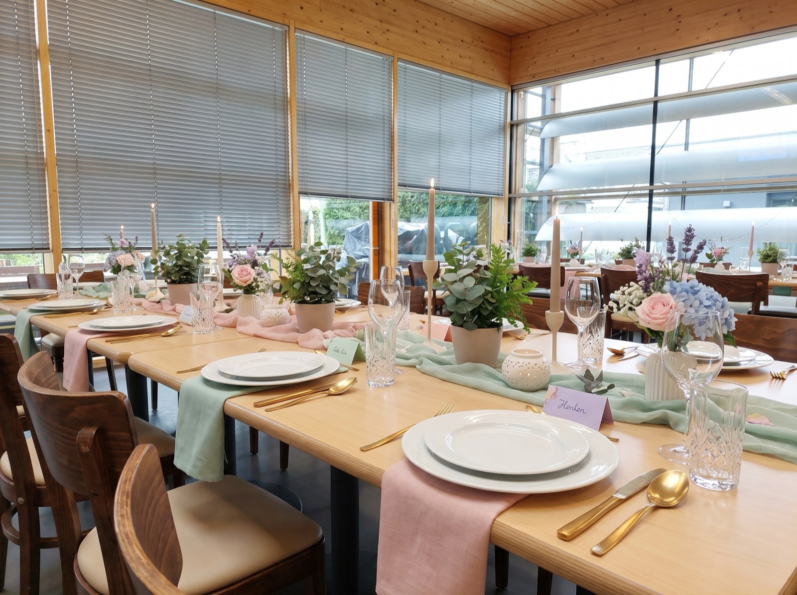 Detail einer festlich gedeckten Tafel zur Konfirmation